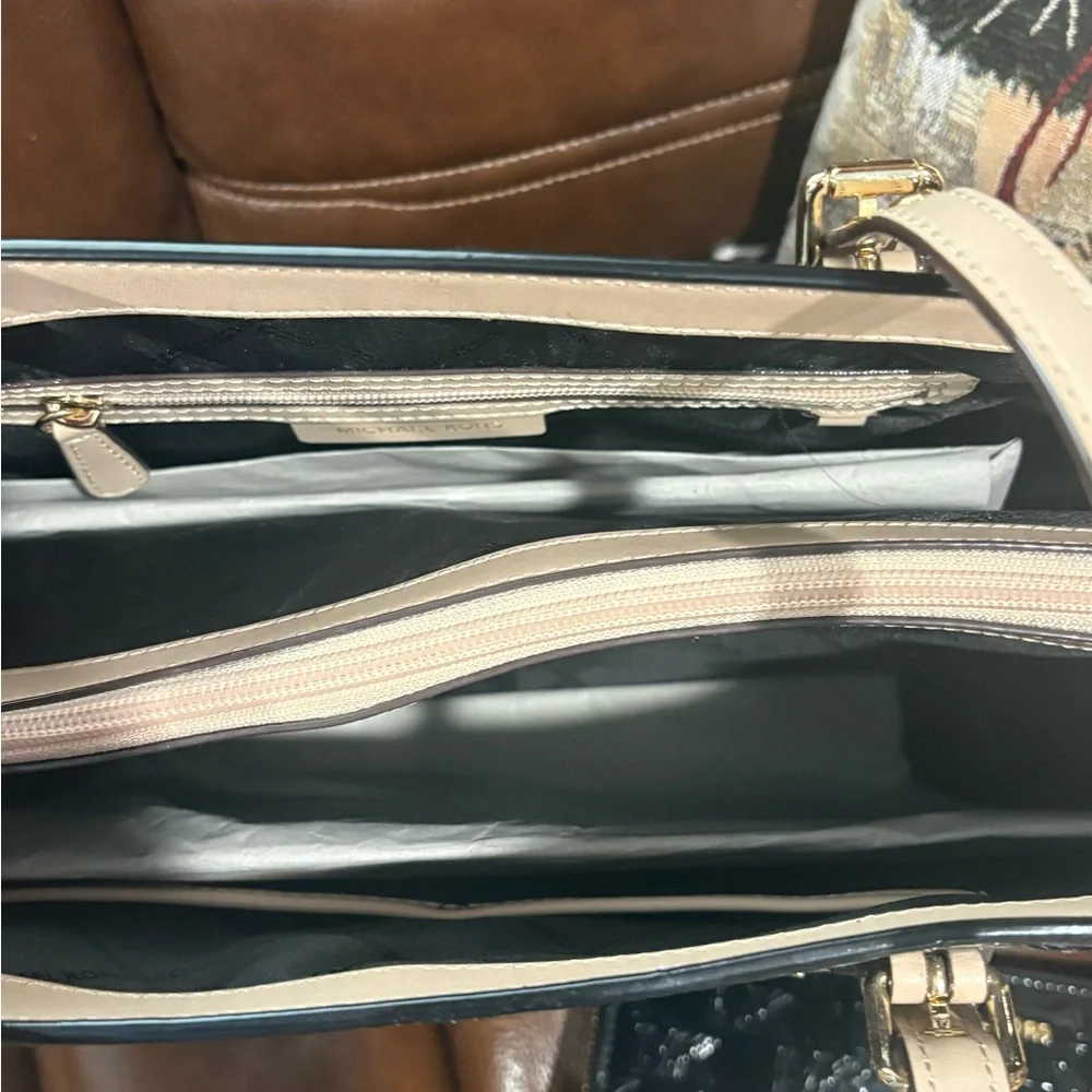 Michael Kors Black Patent Tote with Beige Handles & Matching Wallet - Picture 5 of 8